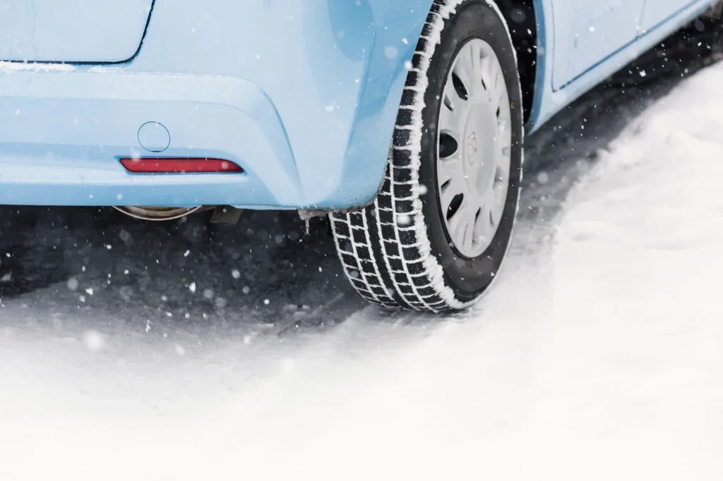 雪道を走る車
